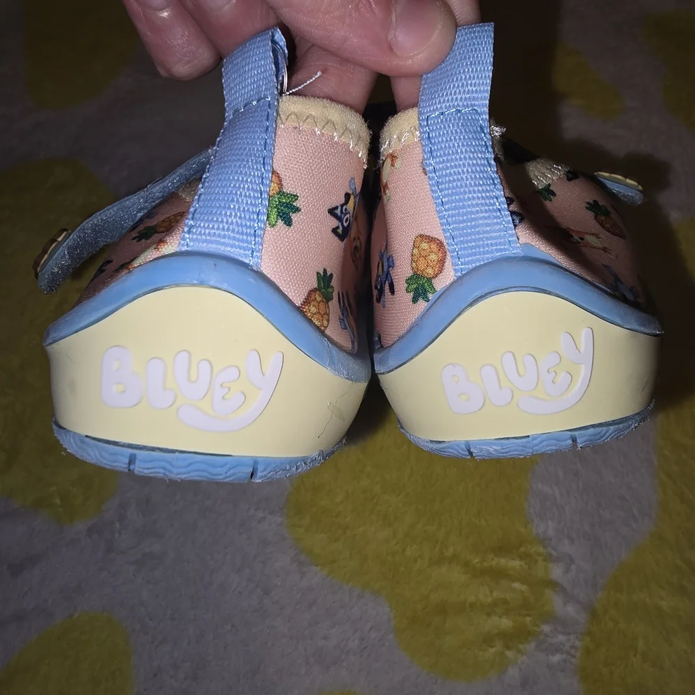 Bluey Pineapple Print Water Shoes with Blue Trim size 11/12